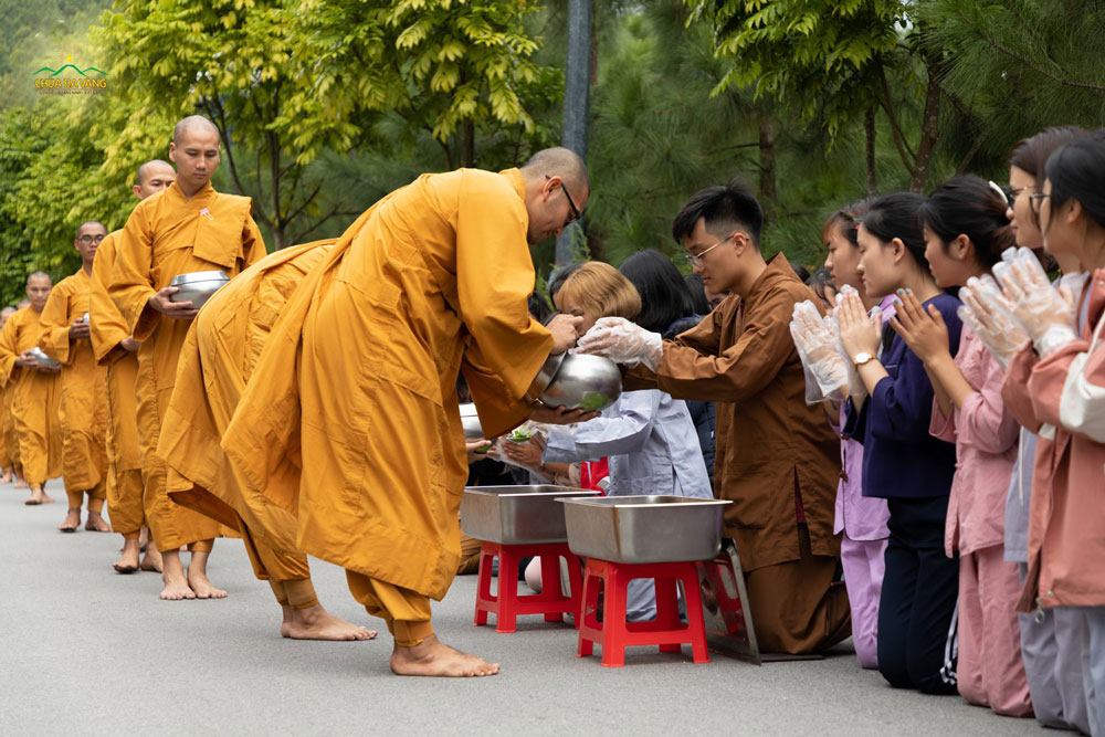 Ông Đoàn Ngọc Hải ra mặt bênh vực chùa Ba Vàng, khẳng định trụ trì đúng khi nhận tiền cúng dường - Hình 5