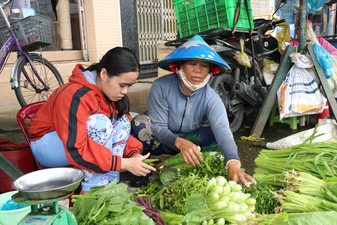 Nữ sinh rơi nước mắt vì lo bỏ dở ước mơ vào đại học - 3