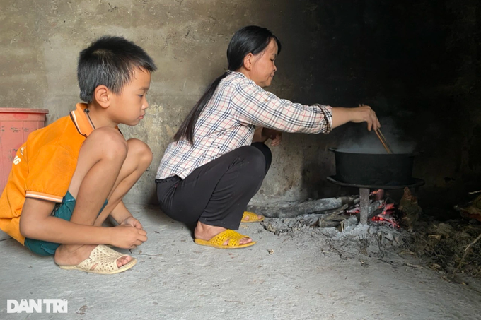 Mẹ đau yếu, bố liệt nửa người, 2 đứa trẻ run rẩy ước mơ không phải bỏ học - 3