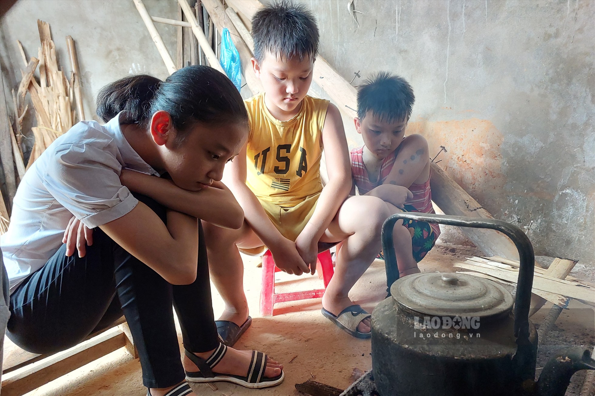 Nỗi đau khi đột ngột mất đi tình yêu thương cả cha lẫn mẹ chưa thể nguôi ngoai trong tâm trí 3 đứa trẻ tội nghiệp.