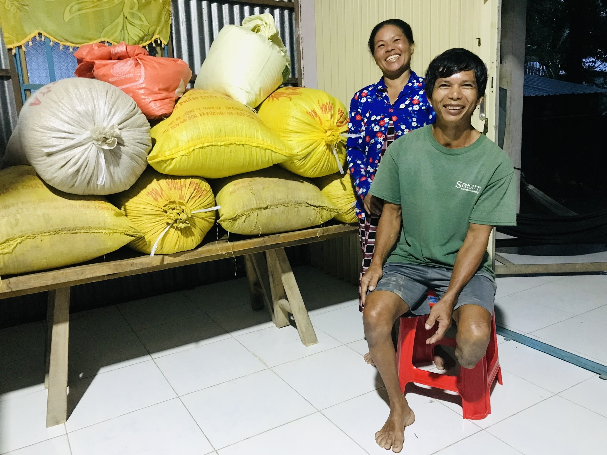 Cậu bé Khmer đốt đèn dầu, băng ruộng đến trường, 8 năm liền là học sinh giỏi - ảnh 5