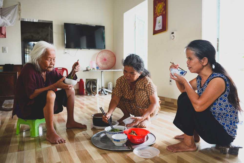 Cuộc sống không người nương tựa của cặp chị em mù lòa và mẹ 90 tuổi liêu xiêu tuổi già - Netizen - Việt Giải Trí