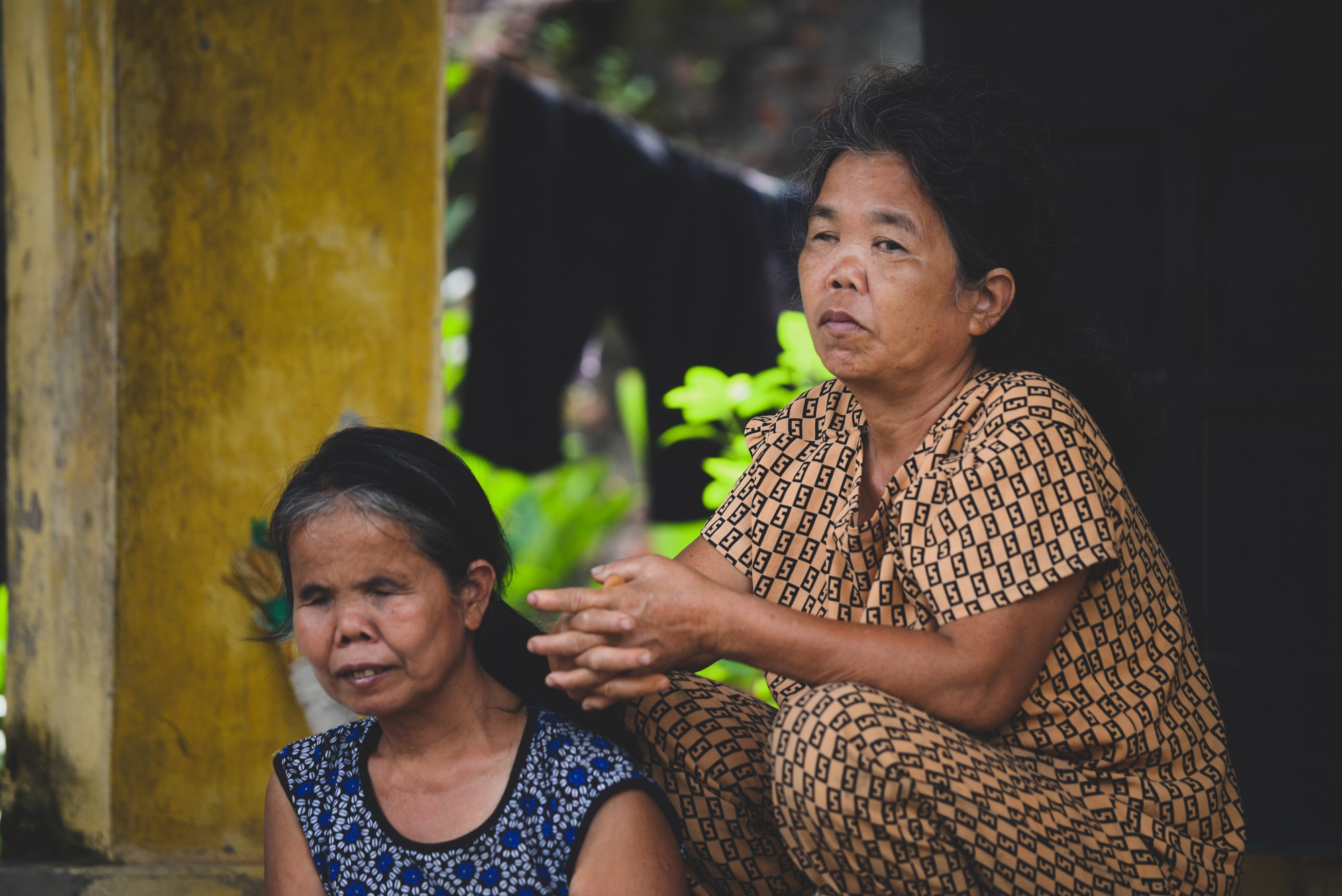 Cuộc sống không người nương tựa của cặp chị em mù lòa và mẹ 90 tuổi liêu xiêu tuổi già