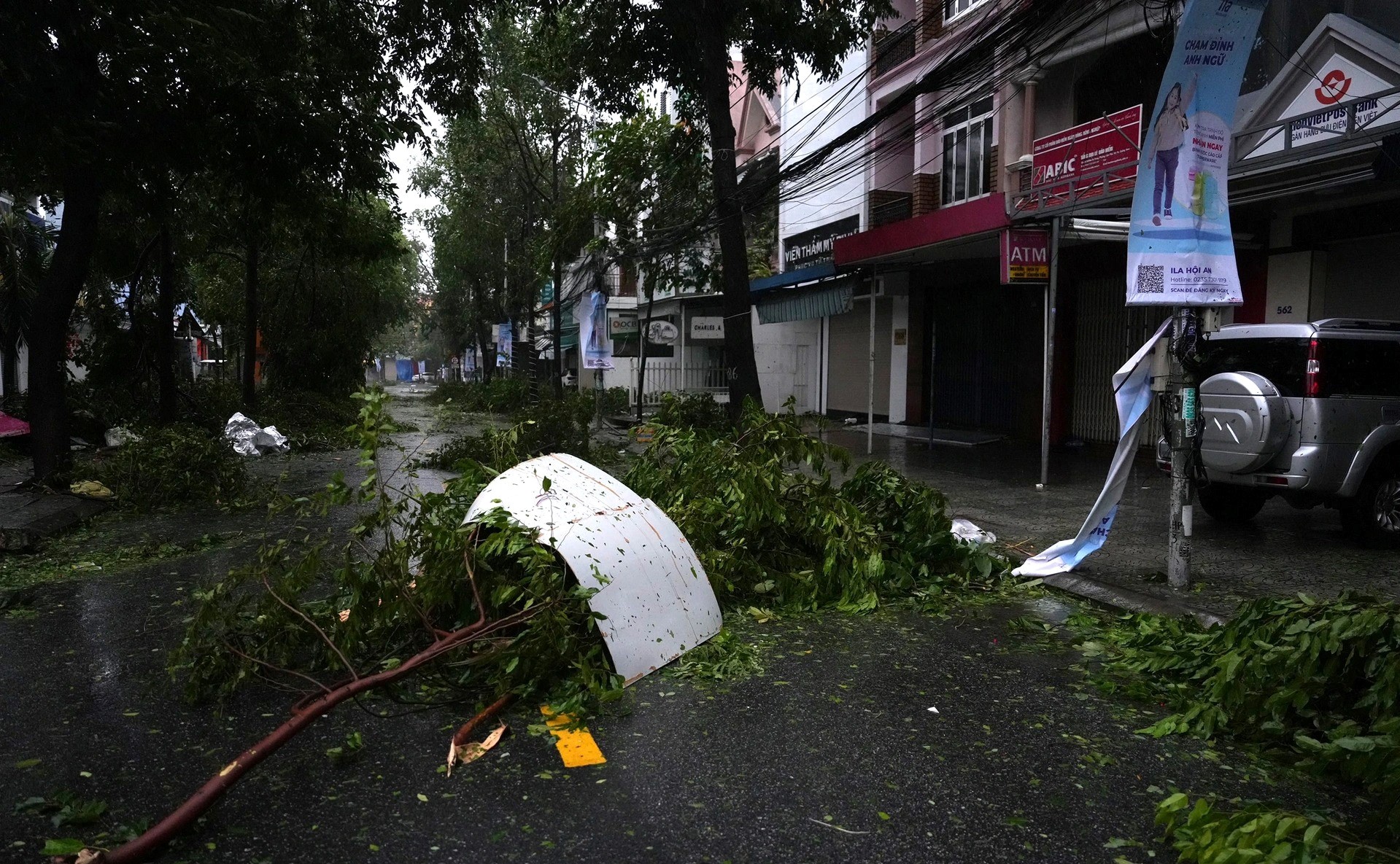 Nghẹn ngào những câu chuyện trước - sau cơn bão Noru càn quét: Tiệm vàng bay sạch của, người dân chắp tay kêu trời 1