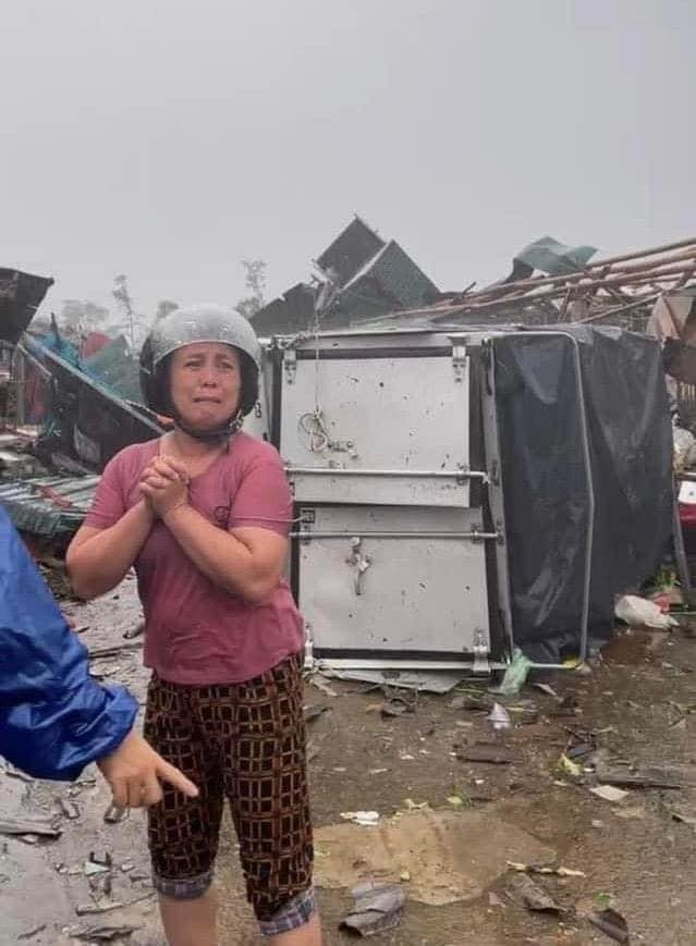 Nghẹn ngào những câu chuyện trước - sau cơn bão Noru càn quét: Tiệm vàng bay sạch của, người dân chắp tay kêu trời 4