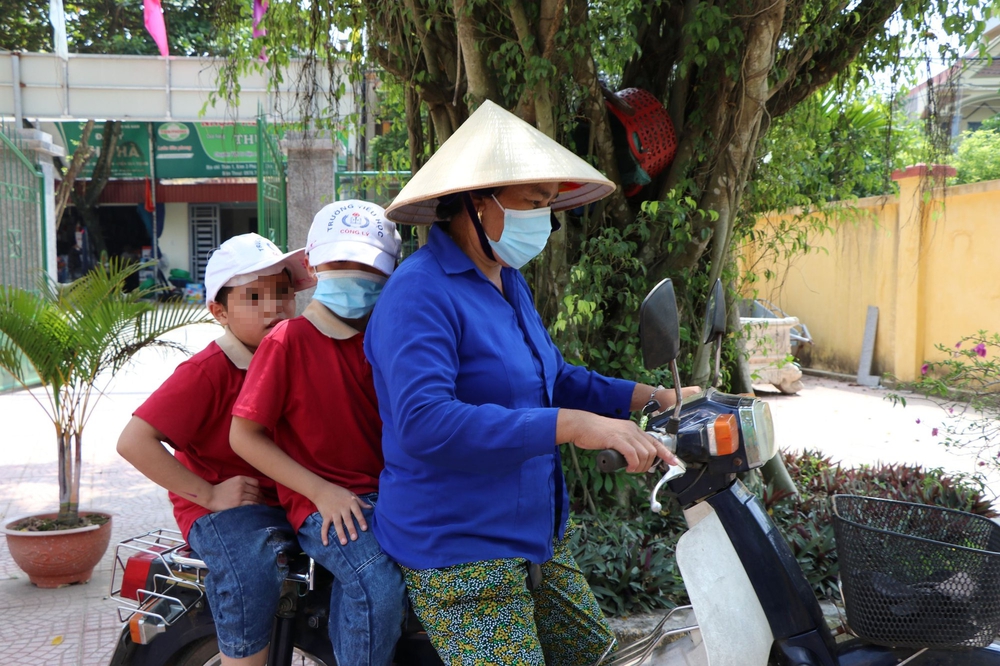 Người phụ nữ làm nghề ve chai nhận 3 đứa trẻ bơ vơ về nuôi - Ảnh 4.