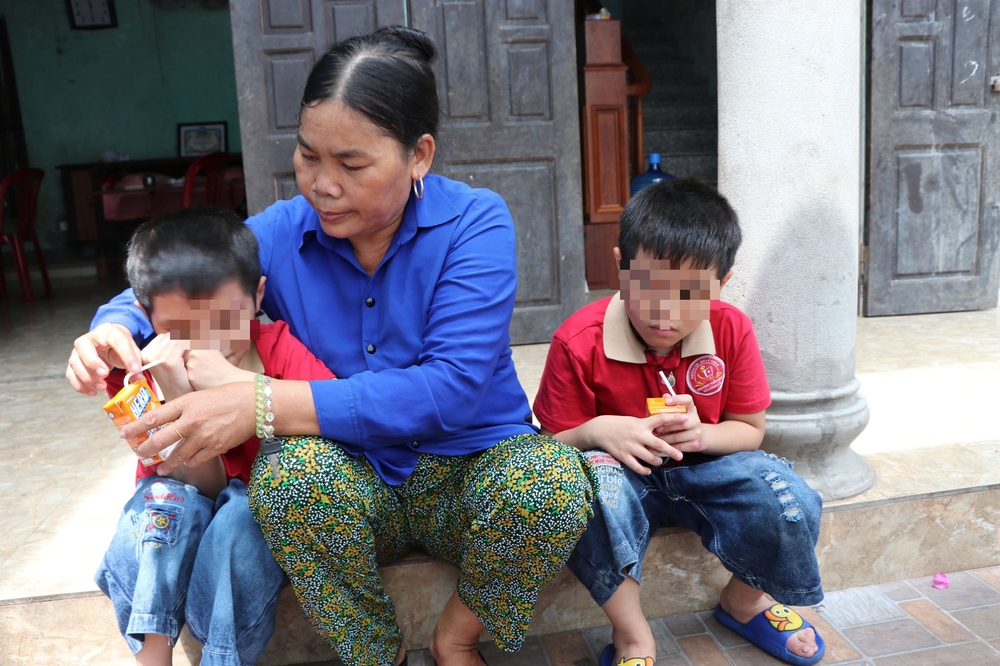 Người phụ nữ làm nghề ve chai nhận 3 đứa trẻ bơ vơ về nuôi - Ảnh 1.