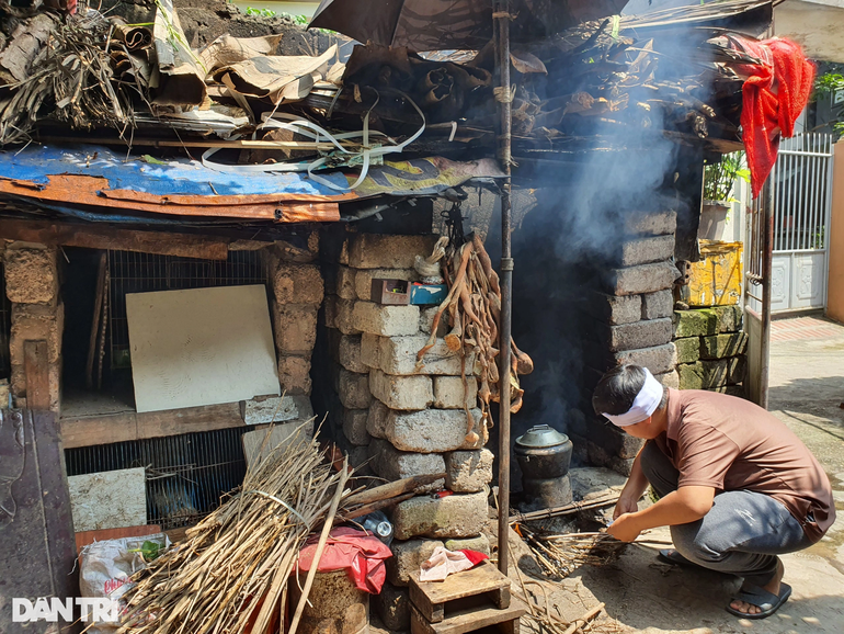 Ông qua đời, mẹ bỏ đi biệt tích, 2 đứa trẻ mồ côi bố chông chênh tới trường - 4