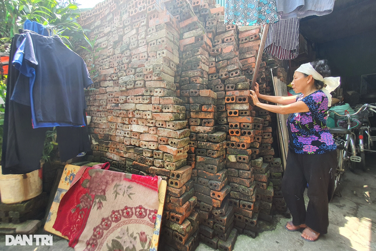 Ông qua đời, mẹ bỏ đi biệt tích, 2 đứa trẻ mồ côi bố chông chênh tới trường - 5