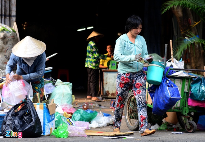 Người mẹ chở 3 con trai đi nhặt ve chai mưu sinh - Đời sống