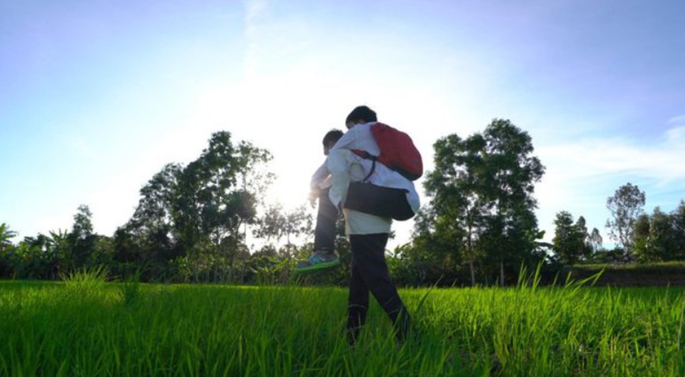  Gặp người cha 12 năm cõng con tới lớp: Có những hôm học tầng cao, hai cha con phải lết từng bậc thang vì cha không còn sức  - Ảnh 3.