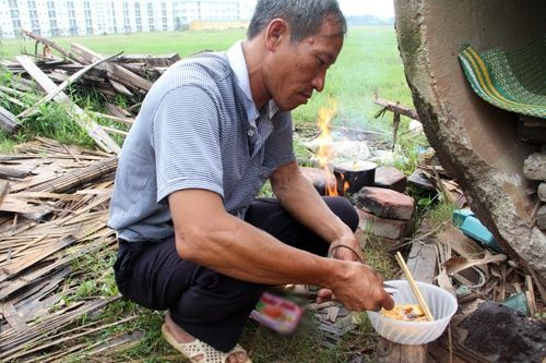 Cha ngủ ống cống 10 năm, mẹ đi cân dạo nuôi con đỗ thủ khoa, tiến sĩ