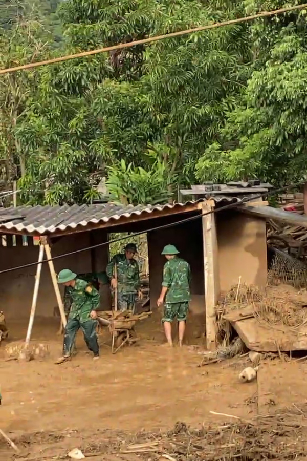 Nhà tan hoang, anh họ của bé 4 tháng tuổi bị lũ cuốn khóc nghẹn - Hình 10