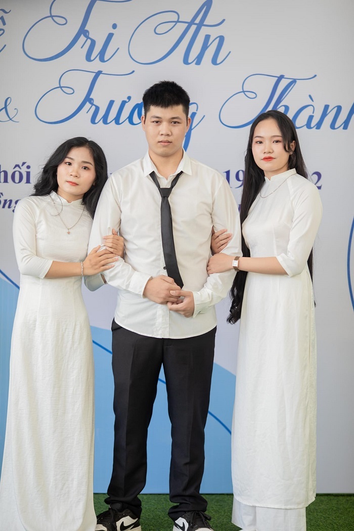  
Thúy Hường (ngoài cùng bên trái) hiện đã nhập học tại Đại học Y Hà Nội ngành Điều dưỡng tiên tiến. (Ảnh: Thúy Hường)