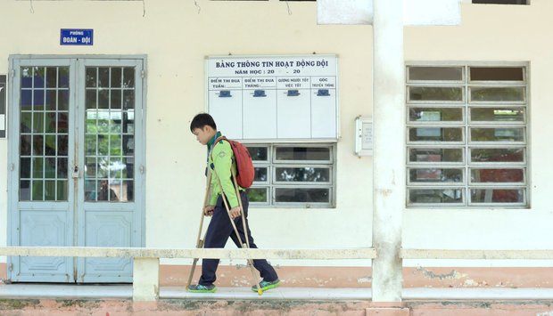  Gặp người cha 12 năm cõng con tới lớp: Có những hôm học tầng cao, hai cha con phải lết từng bậc thang vì cha không còn sức  - Ảnh 6.