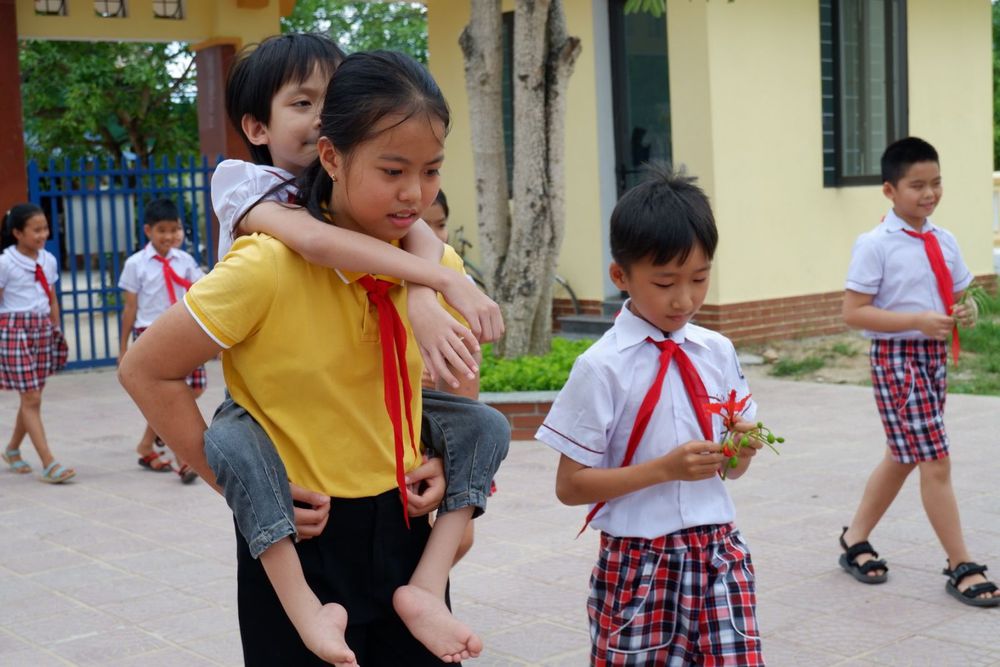 Bé gái suốt 4 năm cõng bạn trên vai, sẵn lòng: Giúp đến khi nào cũng được - Ảnh 4.