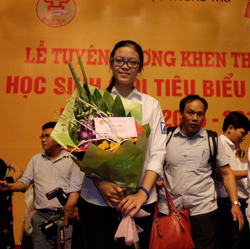 Hà Linh tại Lễ tuyên dương, khen thưởng học sinh giỏi tiêu biểu của thủ đô năm 2016