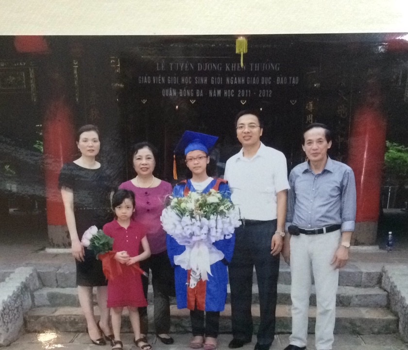 Em cùng gia đình tại lễ tuyên dương, khen thưởng học sinh giỏi thủ đô, năm học 2011- 2012 tại Văn Miếu- Quốc Tử Giám