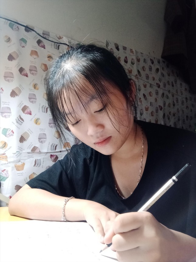 Nữ sinh viên ăn mỳ tôm 5 ngày/tuần để được đi học ảnh 1
