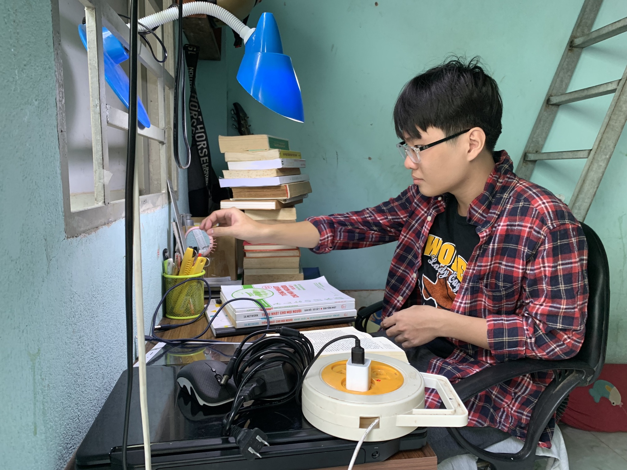 Chàng shipper nói tiếng Pháp gây xúc động: Xin giúp em trở lại giảng đường - ảnh 4