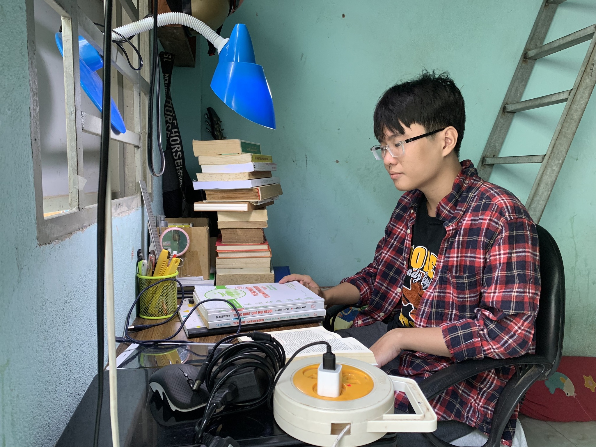 Chàng shipper nói tiếng Pháp gây xúc động: Xin giúp em trở lại giảng đường - ảnh 2