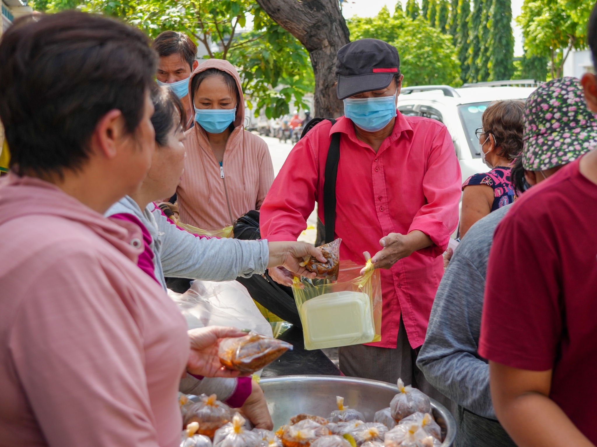 Thầy giáo nghỉ dạy, với lòng tự trọng đi xin cơm từ thiện trước bệnh viện: ‘Nhớ trường, nhớ trò’ - ảnh 1