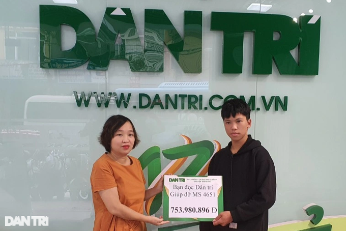 Được bạn đọc giúp đỡ, nam sinh viên xin ủng hộ 100 triệu đồng xây trường - 1
