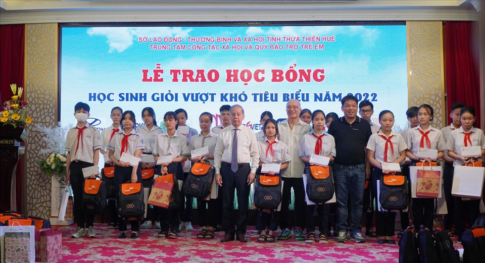 Trao 100 suất học bổng cho học sinh nghèo vượt khó