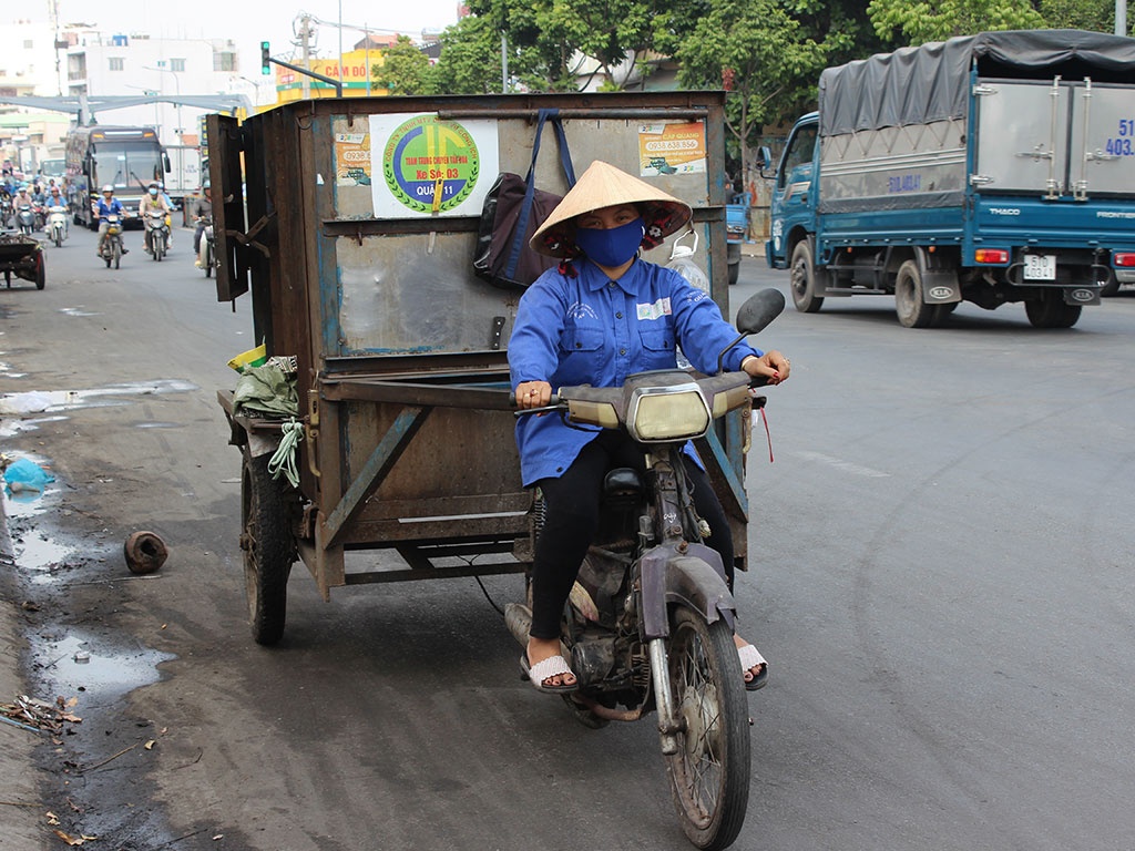 Người mẹ gom rác nuôi 3 con học đại học - ảnh 1