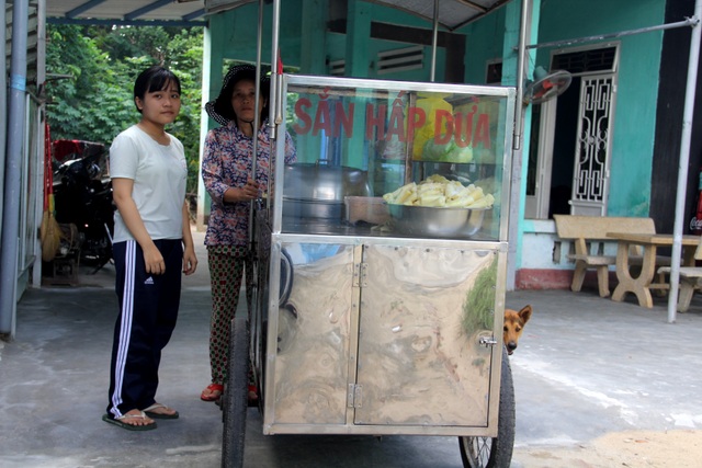  Hàng ngày, em Thanh phụ giúp mẹ nấu sắn đi bán để nuôi sống gia đình. 