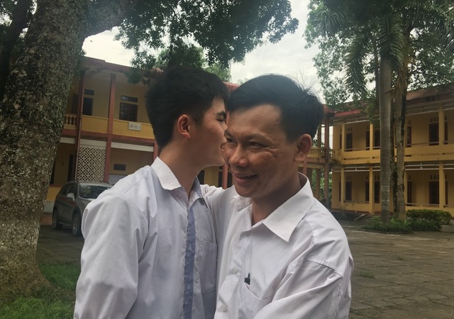 Thầy Trịnh Văn Hùng động viên cậu học trò của mình