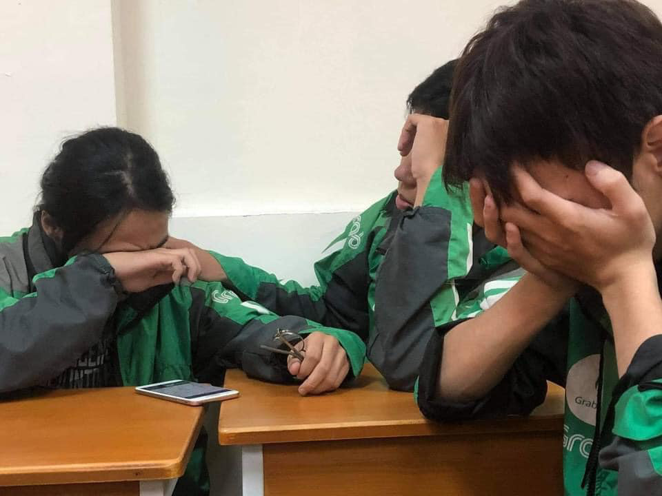 Xúc động hình ảnh 3 sinh viên miền Trung khóc nức nở khi gọi điện về