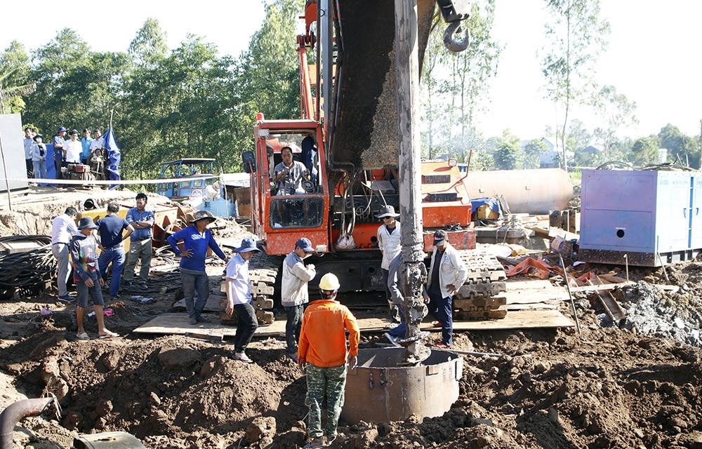 Diễn biến mới vụ việc bé trai lọt vào trụ bê-tông: Bé sắp được đưa lên, hậu sự sẵn sàng trước Tết - Hình 1