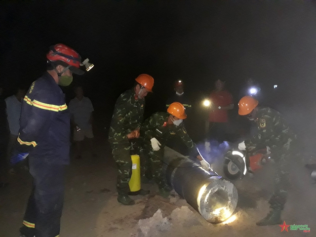 Huy động mọi lực lượng, phương tiện, chạy đua với thời gian cứu nạn cháu bé rơi xuống ống cọc bê tông sâu 35m - Hình 3