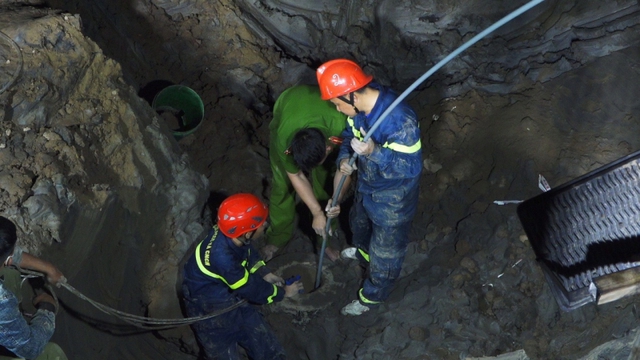 Huy động mọi lực lượng, phương tiện, chạy đua với thời gian cứu nạn cháu bé rơi xuống ống cọc bê tông sâu 35m - Hình 2