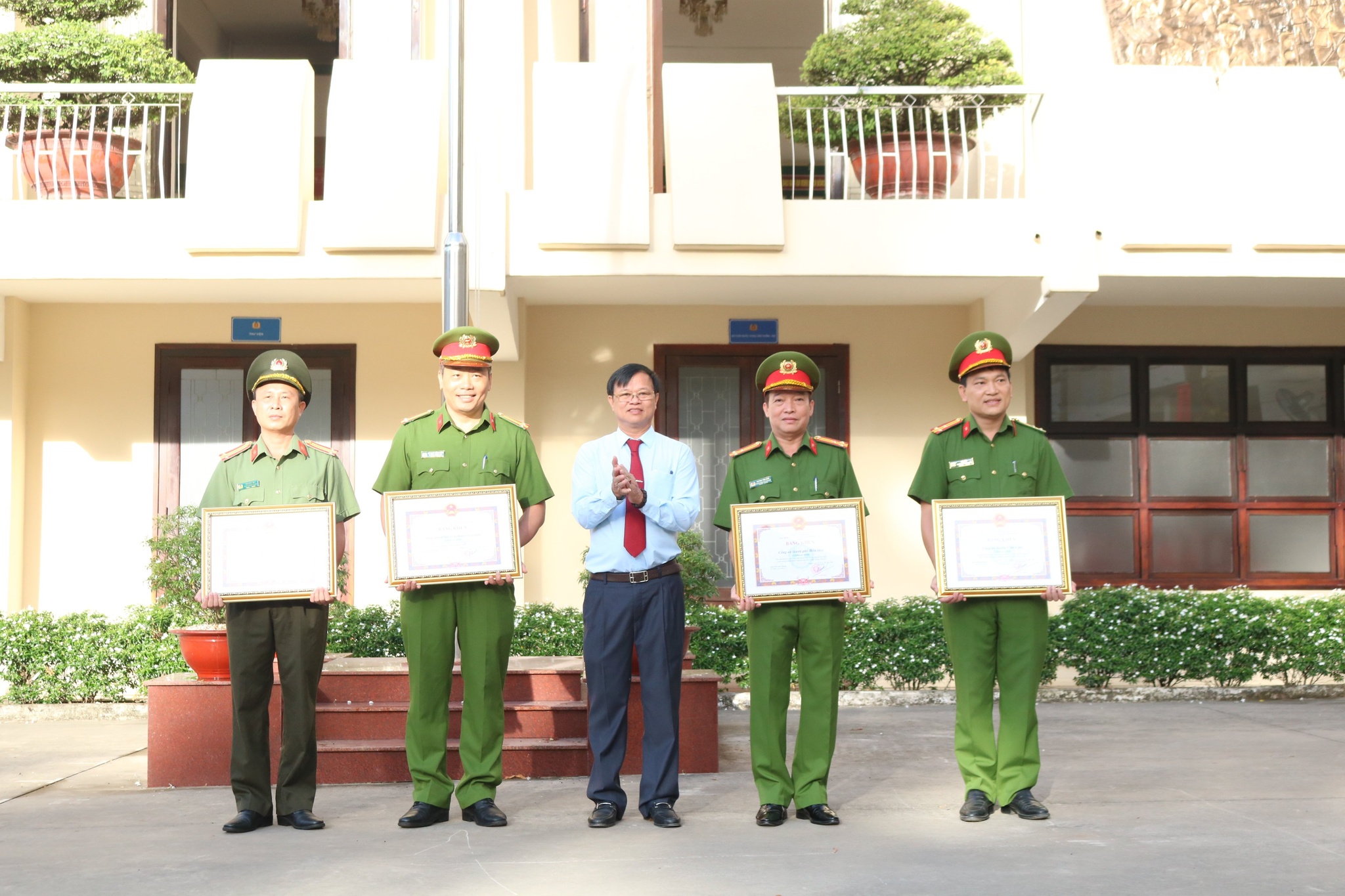 Cứu bé gái 5 tuổi rơi xuống hố công trình ở Nhơn Trạch: Tặng bằng khen cho đội cứu hộ - ảnh 1