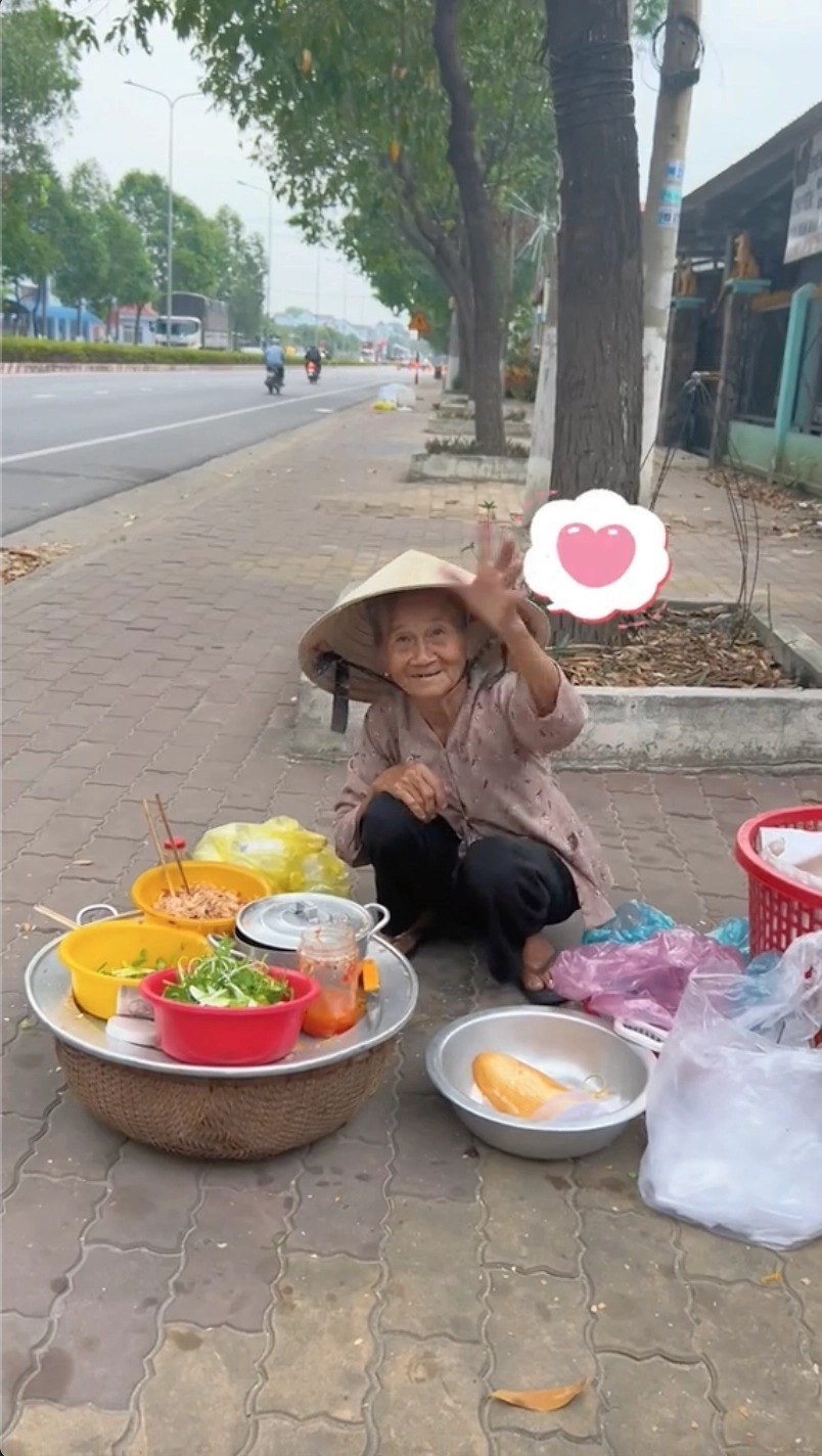  
Cụ bà bán bánh mì giá cực rẻ. (Ảnh: TikTok N.)