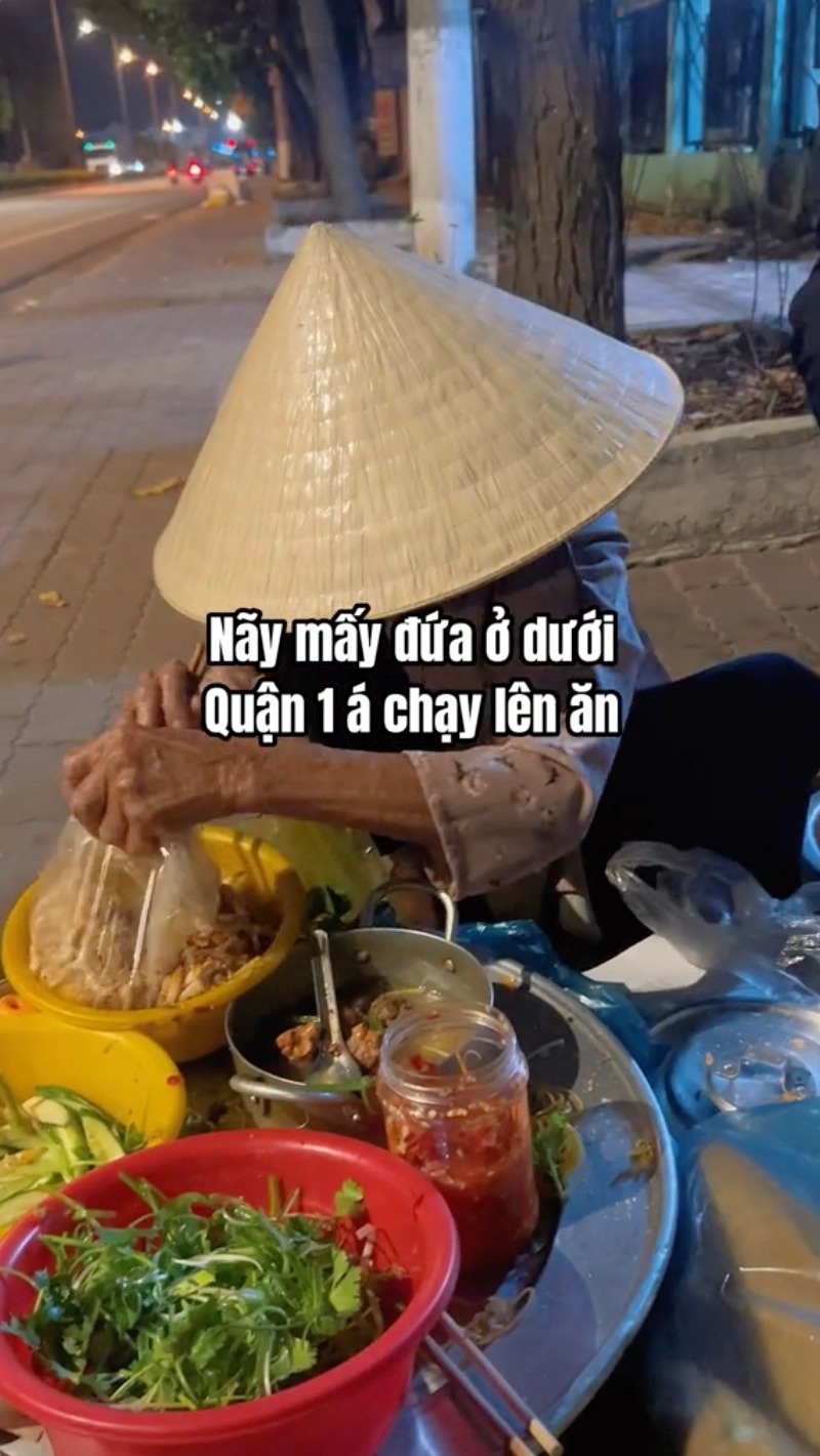  
Nhiều người biết đến và bất chấp đường xa tới ăn thử bánh mì của bà. (Ảnh: TikTok N.)