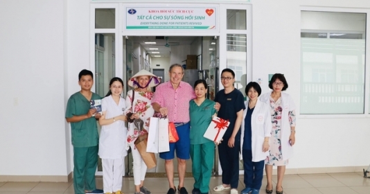 Hai bệnh nhân người Anh từng mắc COVID-19 về Việt Nam, thăm và cảm ơn các y  bác sĩ