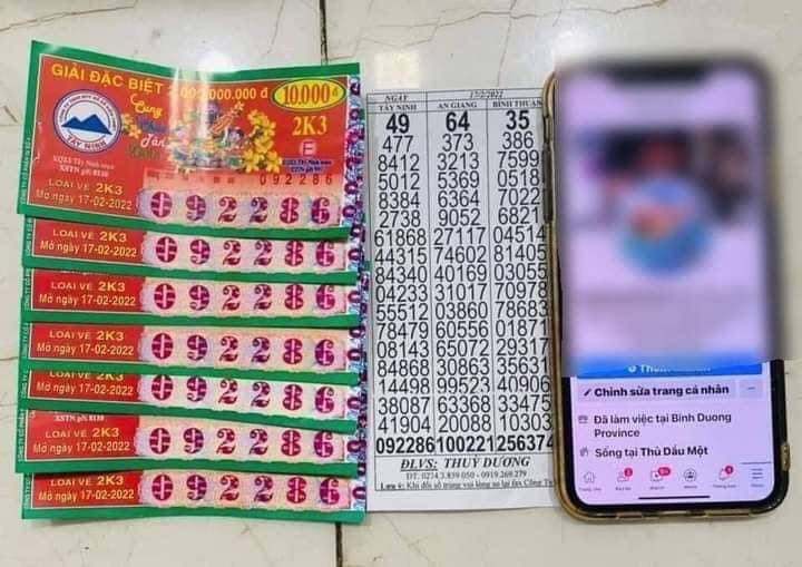  
Cận cảnh 7 tờ vé số trúng giải đặc biệt của nam thanh niên nói trên. (Ảnh: FB Đ.H.S)