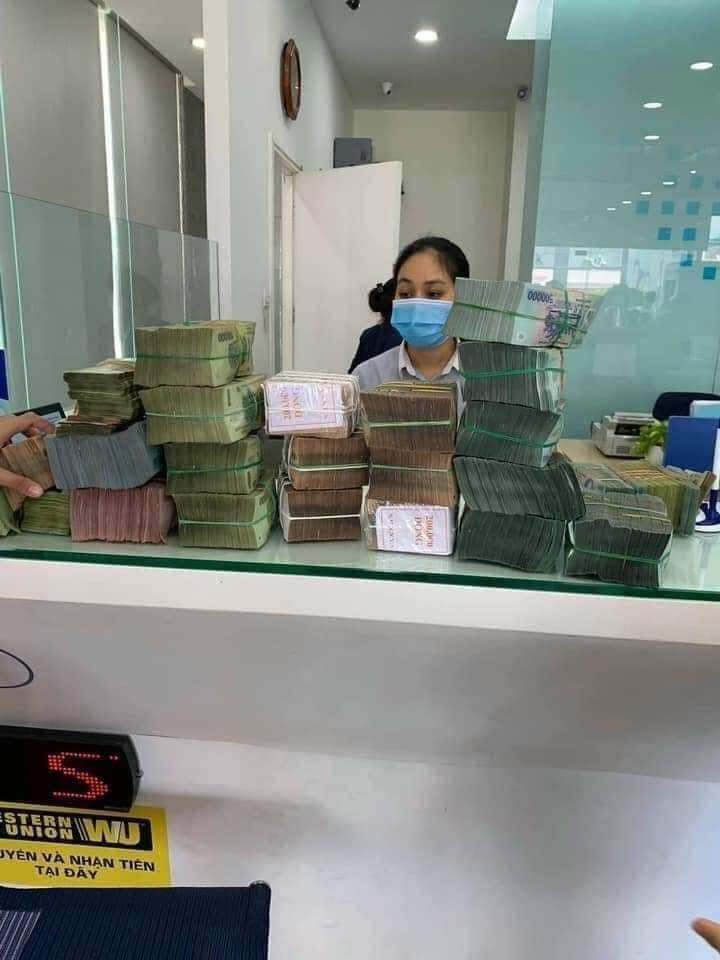  
Nam thanh niên đến công ty xổ số nhận tiền. (Ảnh: FB Đ.H.S)