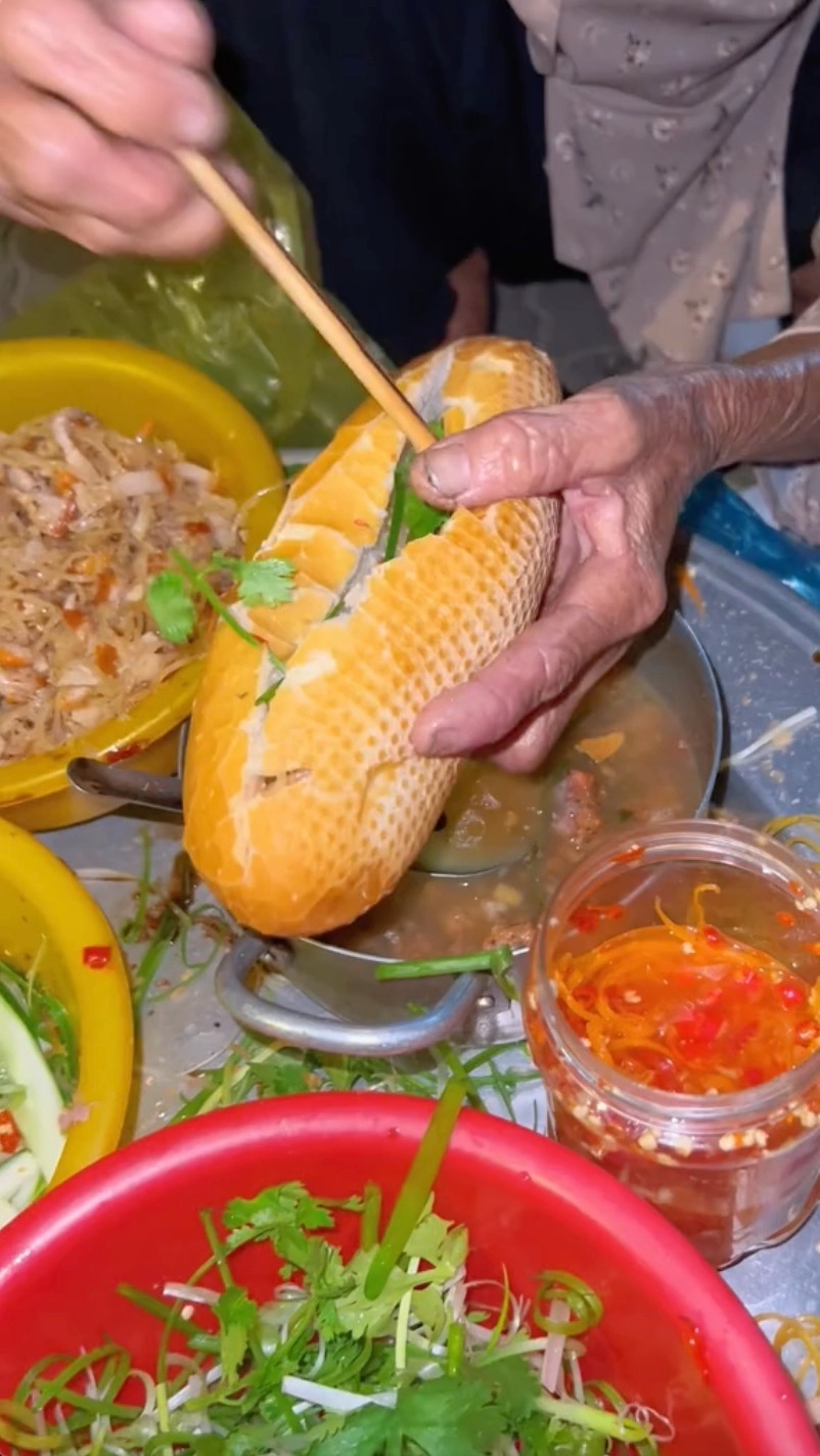 
Bánh mì đầy đủ nhân. (Ảnh: TikTok N.)