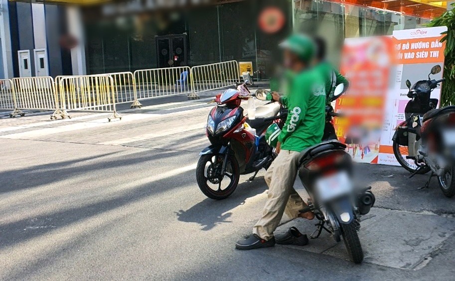 Tết đến giữa dịch COVID-19: Xe ôm công nghệ "méo mặt" vì vắng khách