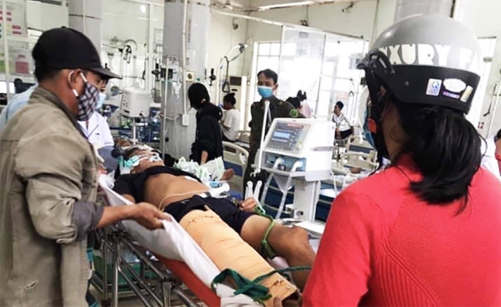 Người đàn ông ôm rắn vào bệnh viện cấp cứu: Liều mạng kiếm tiền nộp học cho  con