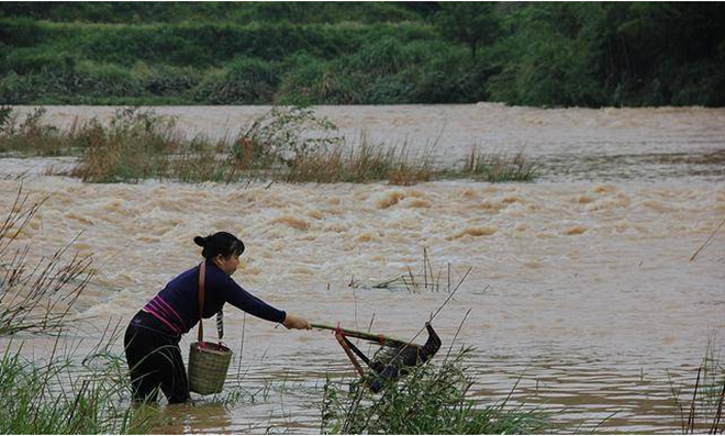 Nhặt viên gạch ở bờ sông, bà lão đốt lửa kiểm tra, ai ngờ mất toi 27 tỷ đồng - 1