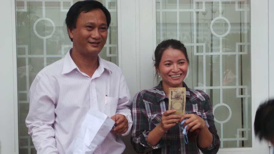 Chị Hồng sắp nhận lại 1 triệu yên bị rách được gửi sang Nhật đổi.
