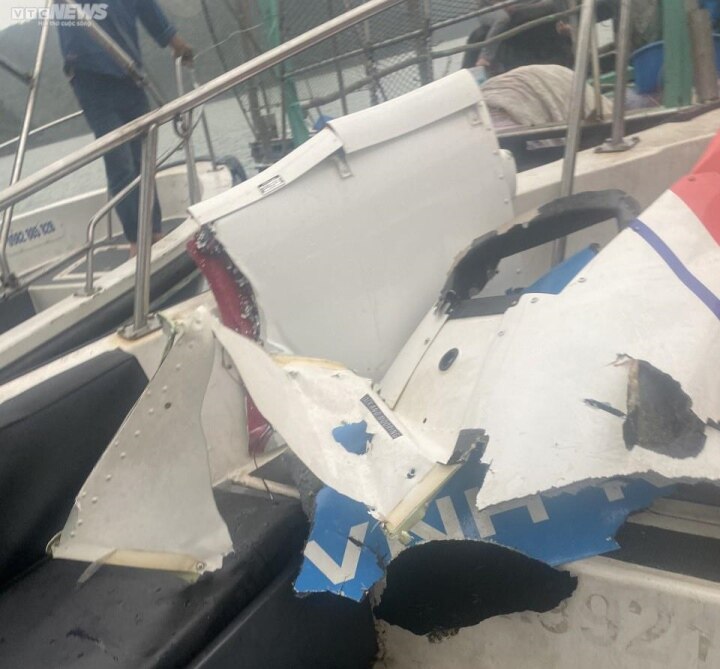 Hình ảnh máy bay trực thăng rơi được trục vớt từ hiện trường