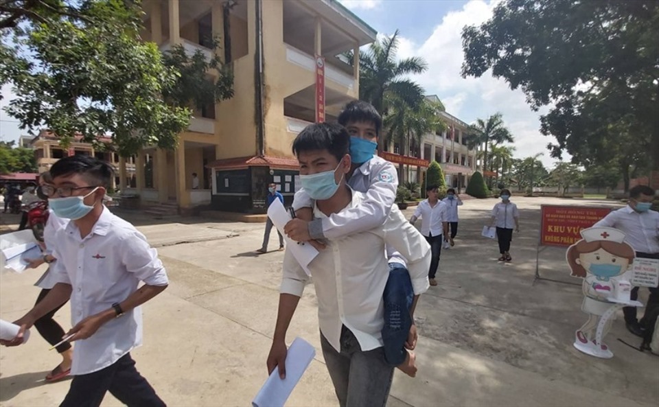 Đôi bạn Hiếu - Minh cõng nhau tham dự kỳ thi THPT năm 2020. Ảnh: D.T