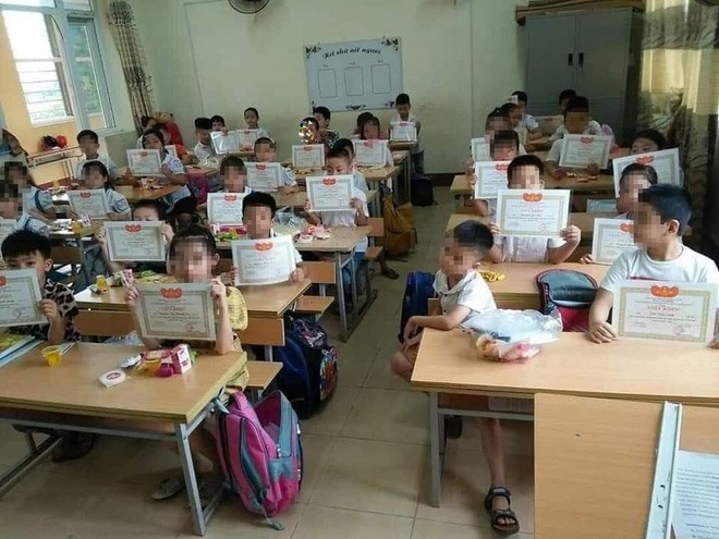 Bộ GDĐT nói về bức ảnh “cả lớp được giấy khen, mình em lẻ bóng”