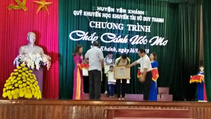 Chân dung thủ khoa đứng đầu cả nước: Bố mất sớm, mẹ một mình nuôi con